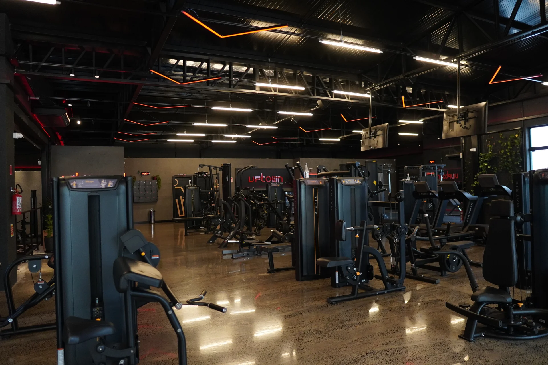 Área de musculação da Uptown com equipamentos importados, palco do treino Exclusive