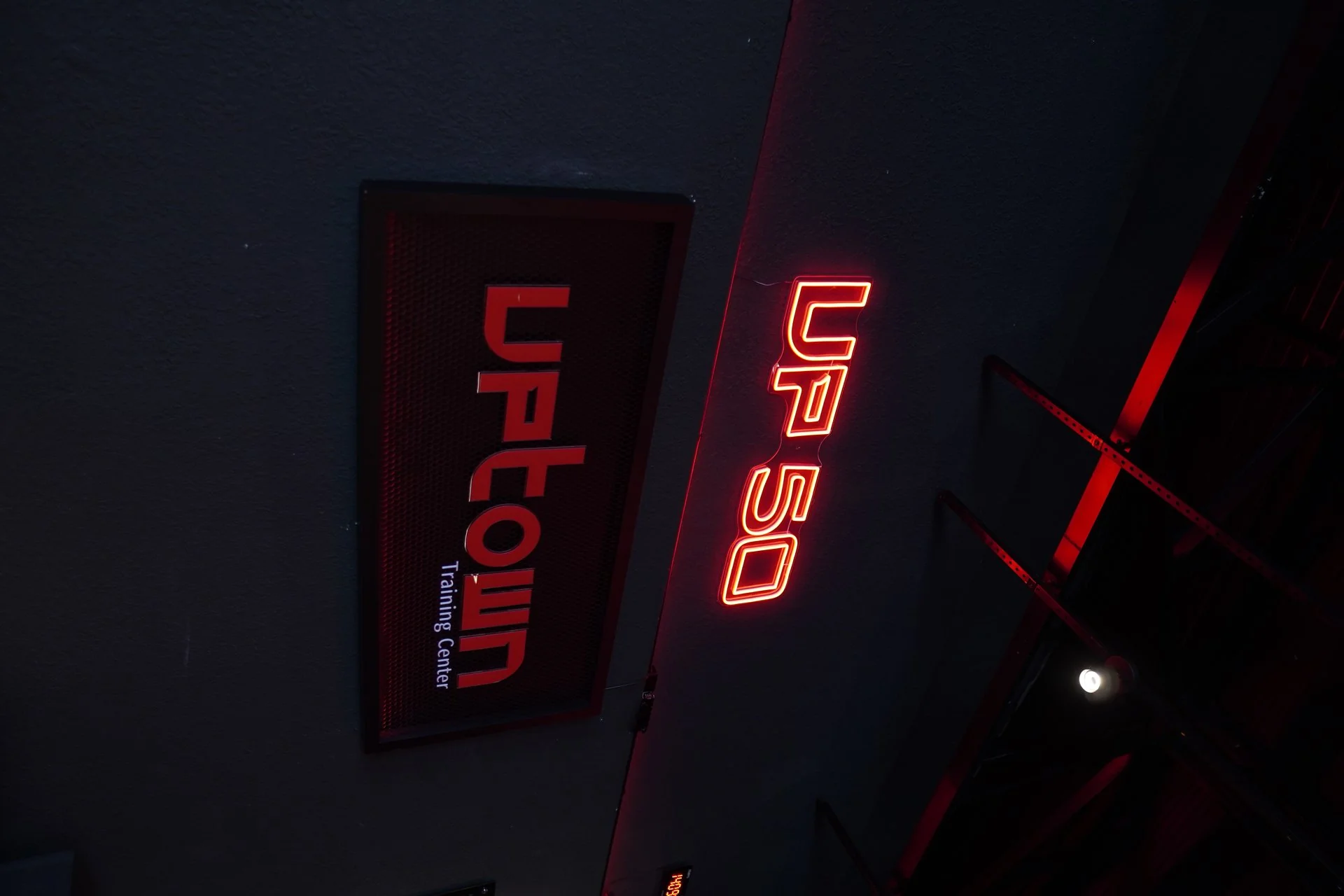 Ambientação e branding premium da Uptown Training Center em Caçador/SC